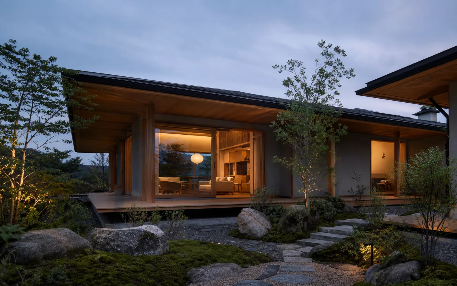 夕暮れの庭に佇む平屋住宅